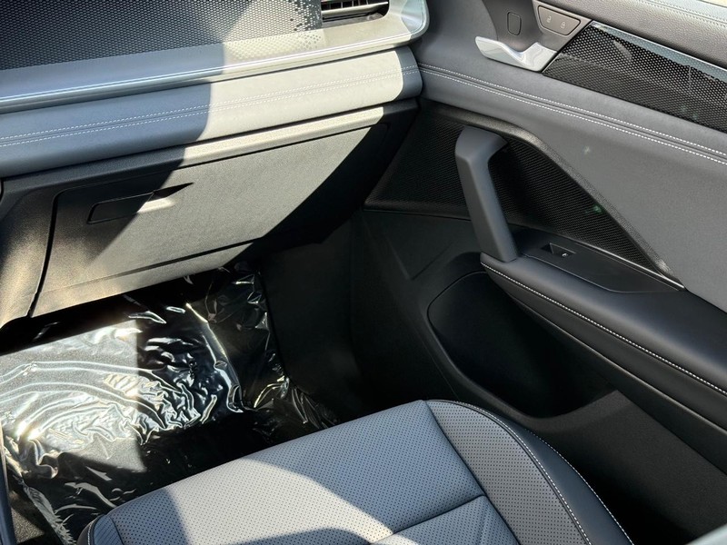 Volkswagen Tiguan Vehicle Full-screen Gallery Image 9