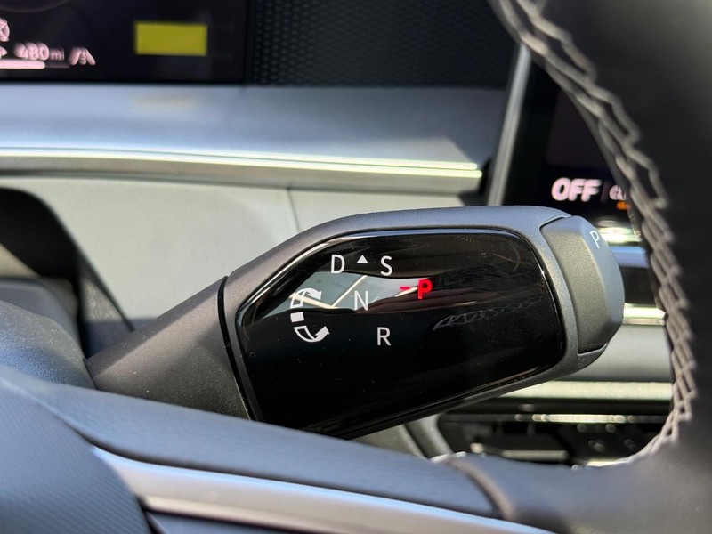Volkswagen Tiguan Vehicle Full-screen Gallery Image 12