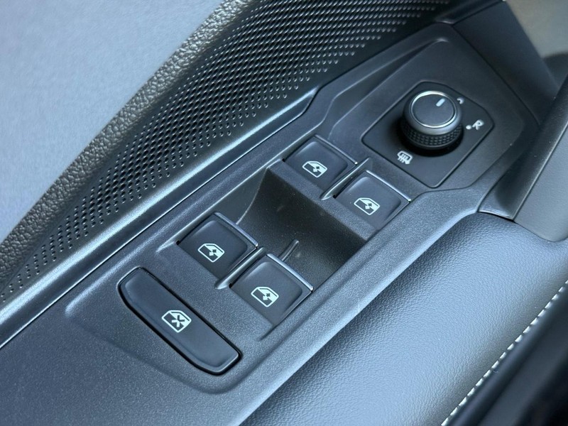 Volkswagen Tiguan Vehicle Full-screen Gallery Image 15
