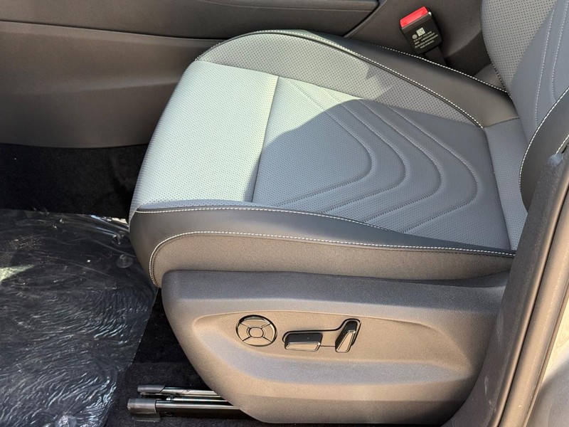 Volkswagen Tiguan Vehicle Full-screen Gallery Image 16