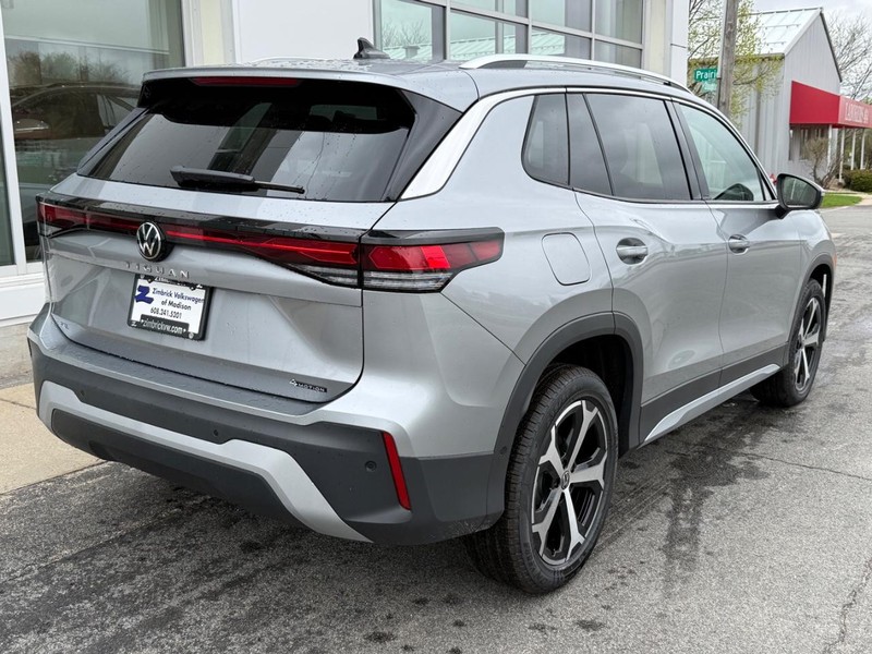 Volkswagen Tiguan Vehicle Full-screen Gallery Image 3