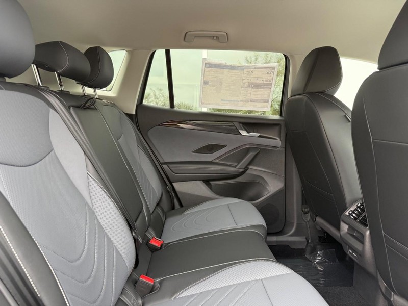 Volkswagen Tiguan Vehicle Full-screen Gallery Image 5