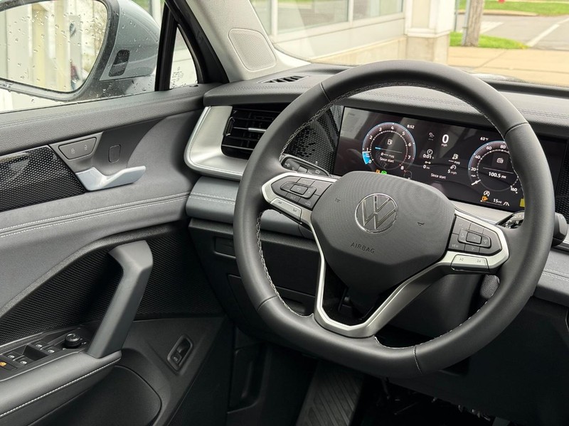 Volkswagen Tiguan Vehicle Full-screen Gallery Image 8