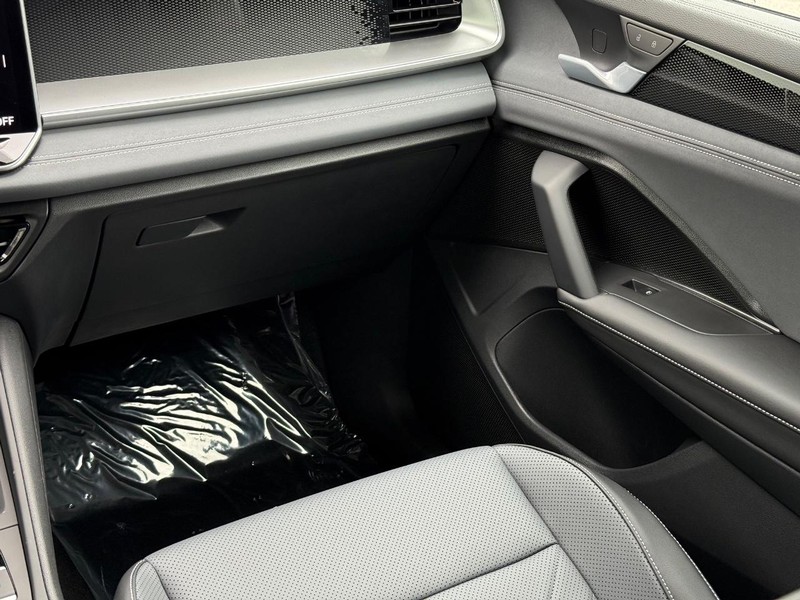 Volkswagen Tiguan Vehicle Full-screen Gallery Image 9