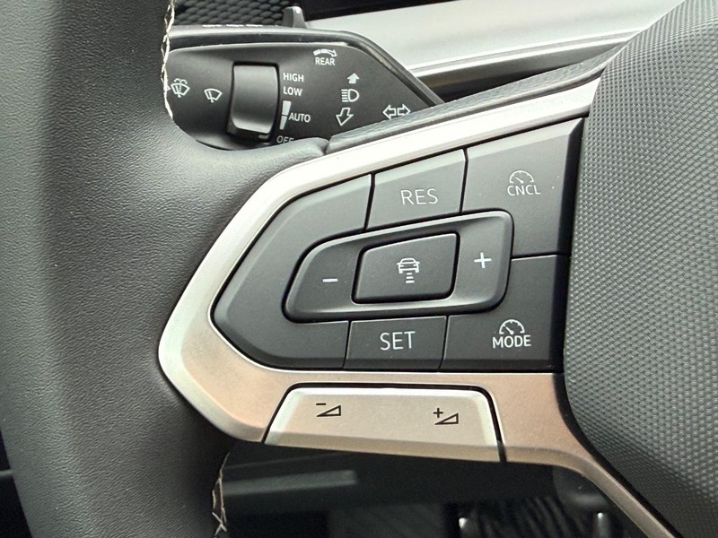 Volkswagen Tiguan Vehicle Full-screen Gallery Image 11