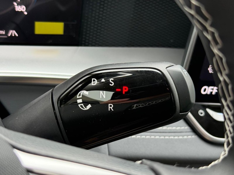 Volkswagen Tiguan Vehicle Full-screen Gallery Image 12