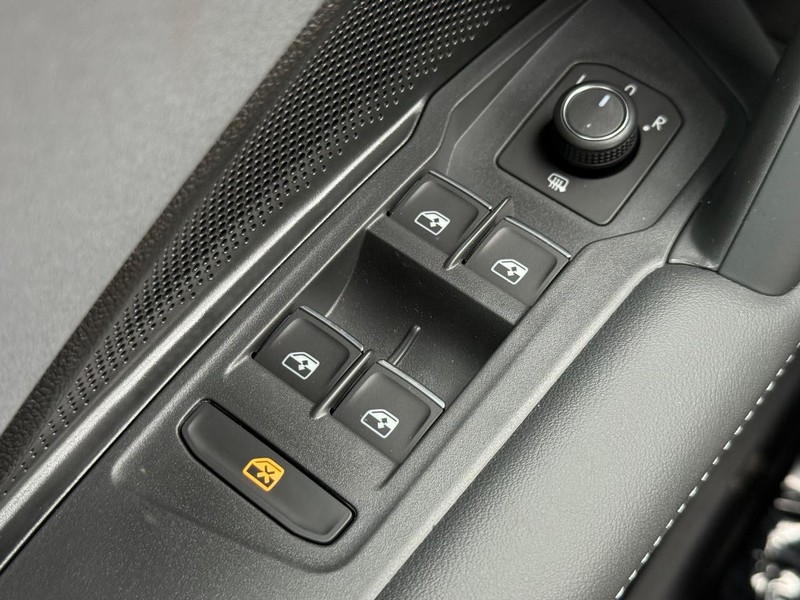 Volkswagen Tiguan Vehicle Full-screen Gallery Image 15