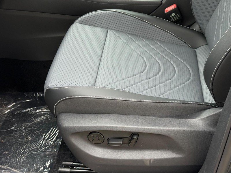 Volkswagen Tiguan Vehicle Full-screen Gallery Image 16
