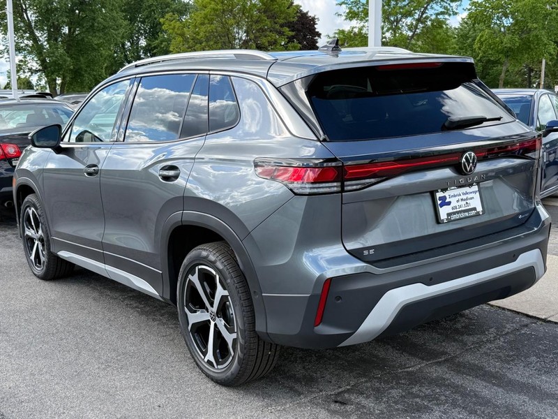 Volkswagen Tiguan Vehicle Full-screen Gallery Image 3