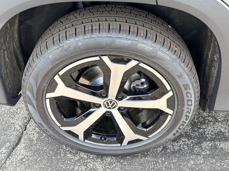 Volkswagen Tiguan Vehicle Full-screen Gallery Image 4