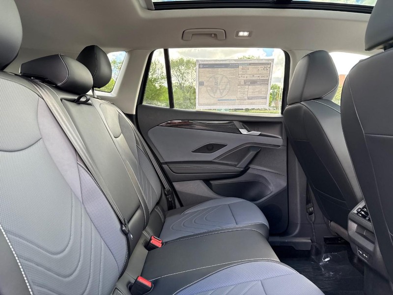 Volkswagen Tiguan Vehicle Full-screen Gallery Image 5
