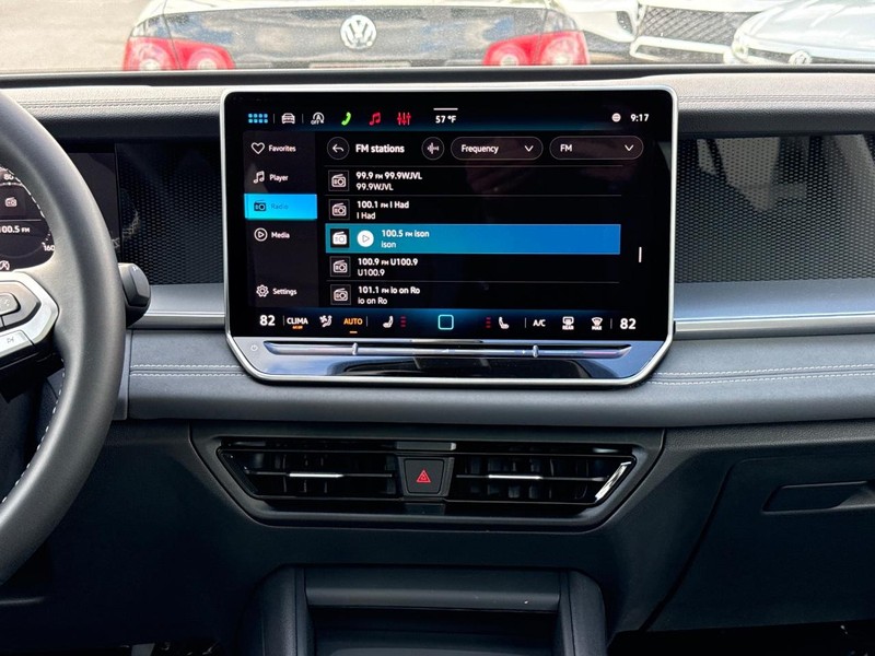 Volkswagen Tiguan Vehicle Full-screen Gallery Image 7