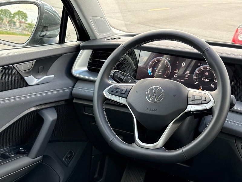 Volkswagen Tiguan Vehicle Full-screen Gallery Image 8