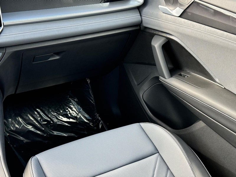 Volkswagen Tiguan Vehicle Full-screen Gallery Image 9