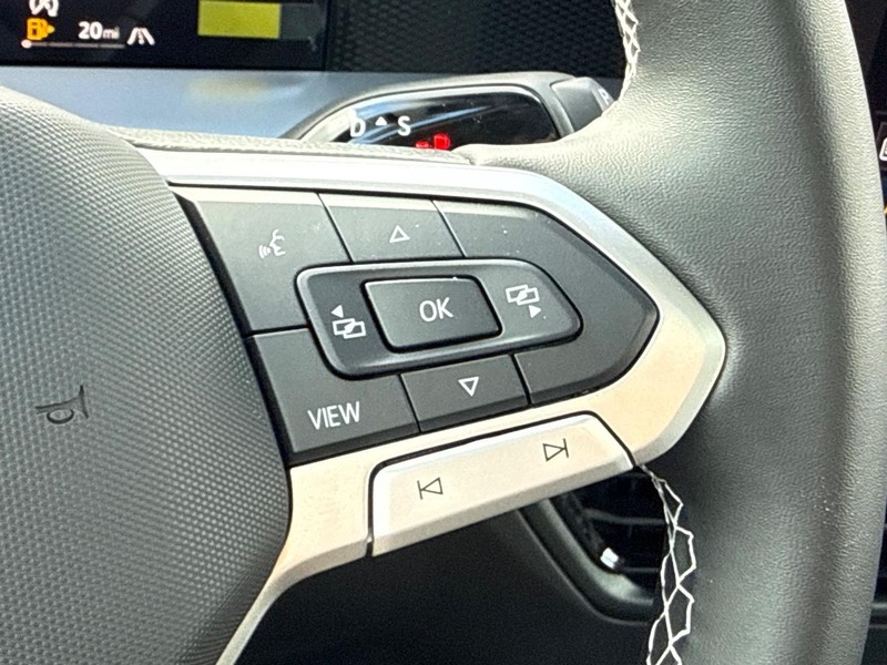 Volkswagen Tiguan Vehicle Full-screen Gallery Image 11