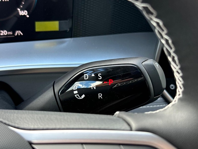 Volkswagen Tiguan Vehicle Full-screen Gallery Image 12