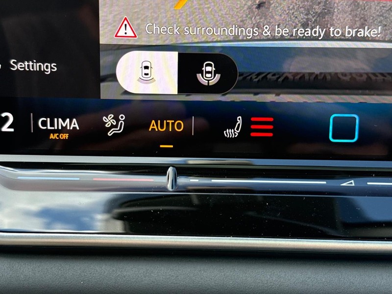 Volkswagen Tiguan Vehicle Full-screen Gallery Image 14
