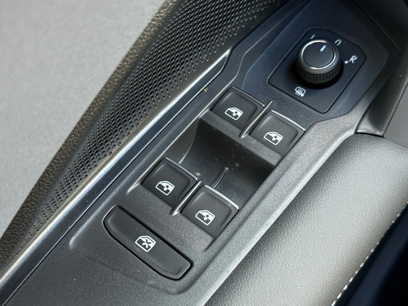 Volkswagen Tiguan Vehicle Full-screen Gallery Image 15