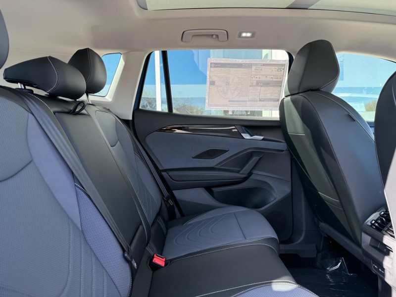 Volkswagen Tiguan Vehicle Full-screen Gallery Image 4