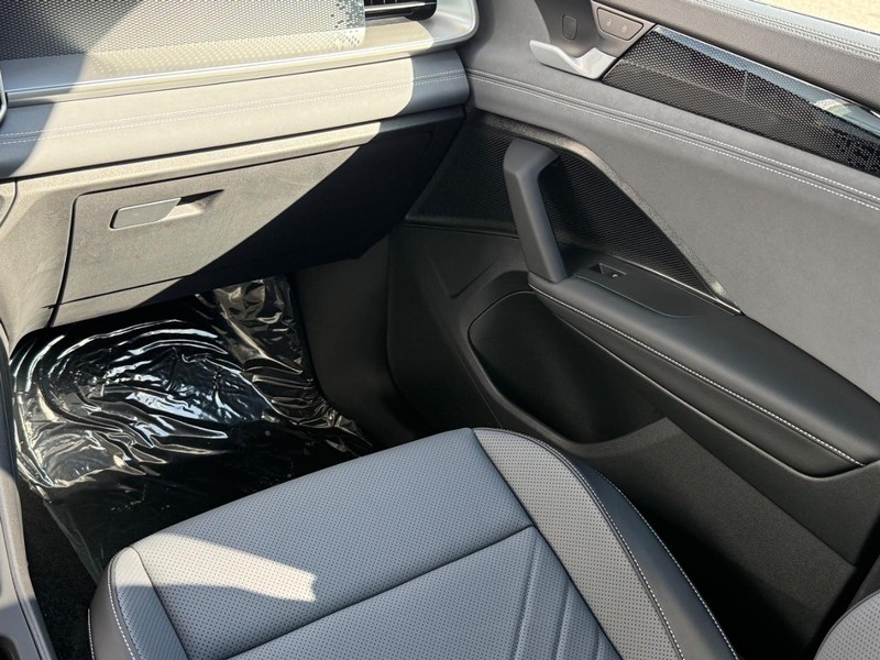 Volkswagen Tiguan Vehicle Full-screen Gallery Image 7