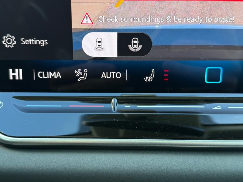 Volkswagen Tiguan Vehicle Full-screen Gallery Image 12
