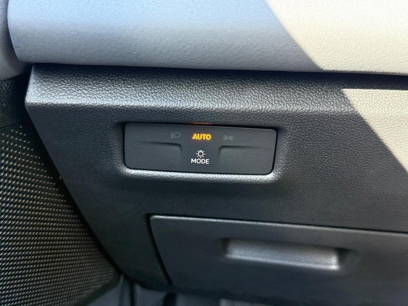 Volkswagen Tiguan Vehicle Full-screen Gallery Image 13