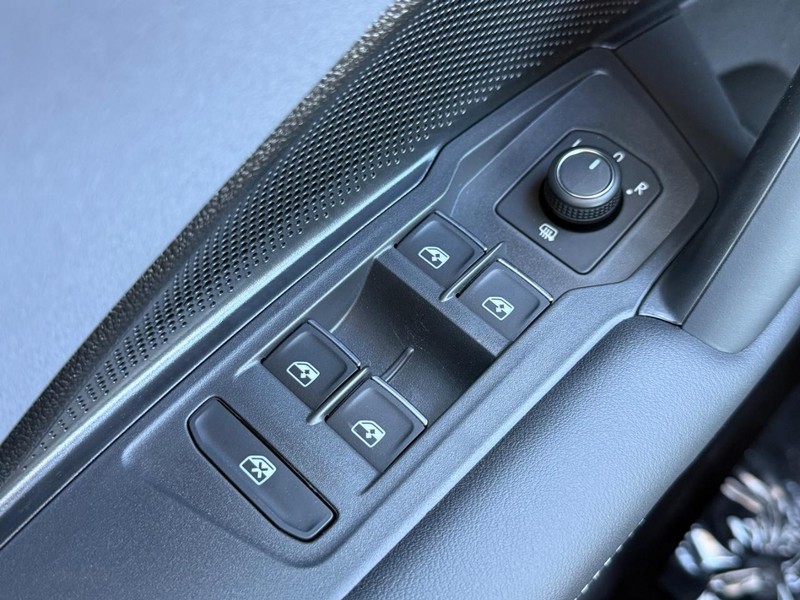 Volkswagen Tiguan Vehicle Full-screen Gallery Image 14