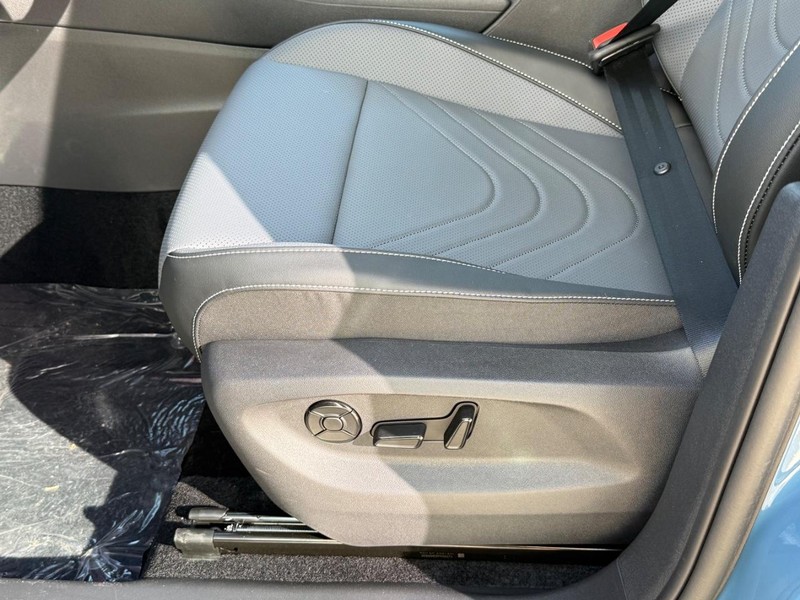 Volkswagen Tiguan Vehicle Full-screen Gallery Image 15