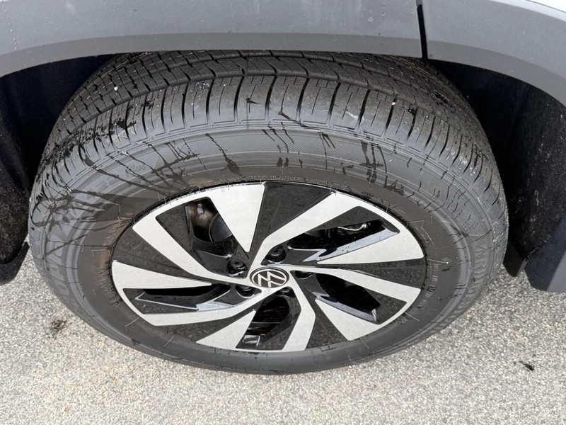 Volkswagen Tiguan Vehicle Full-screen Gallery Image 4