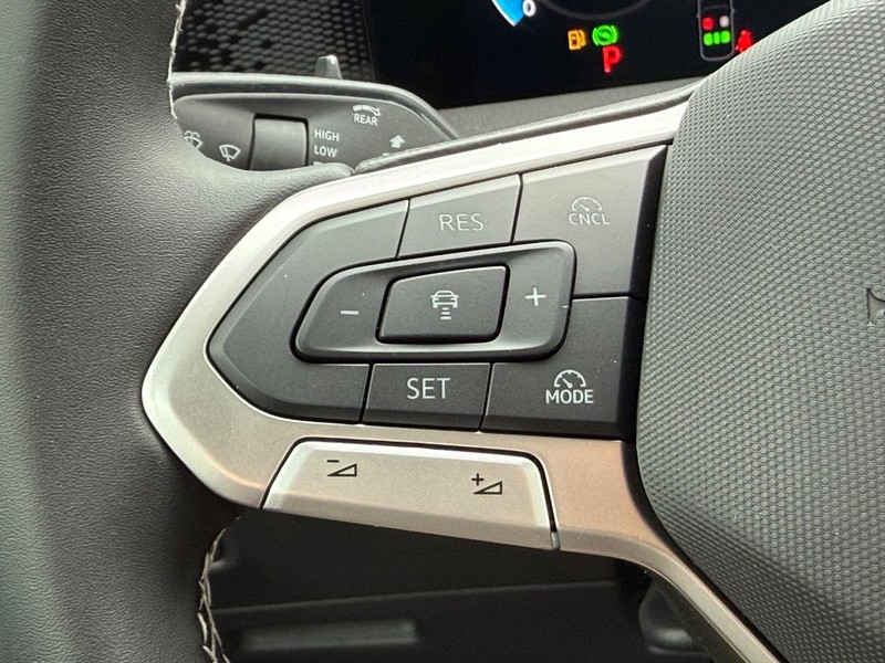 Volkswagen Tiguan Vehicle Full-screen Gallery Image 10