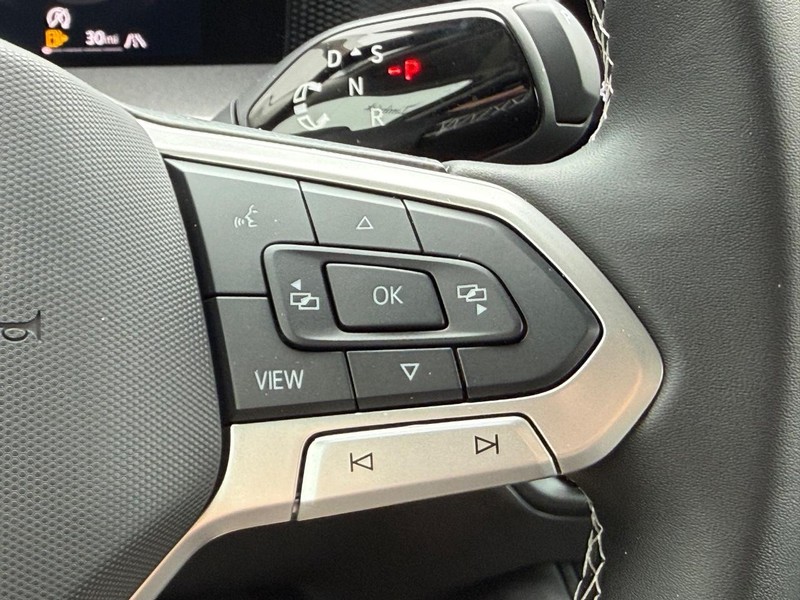 Volkswagen Tiguan Vehicle Full-screen Gallery Image 11