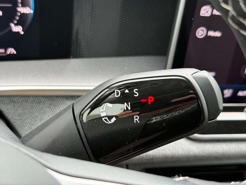 Volkswagen Tiguan Vehicle Full-screen Gallery Image 12