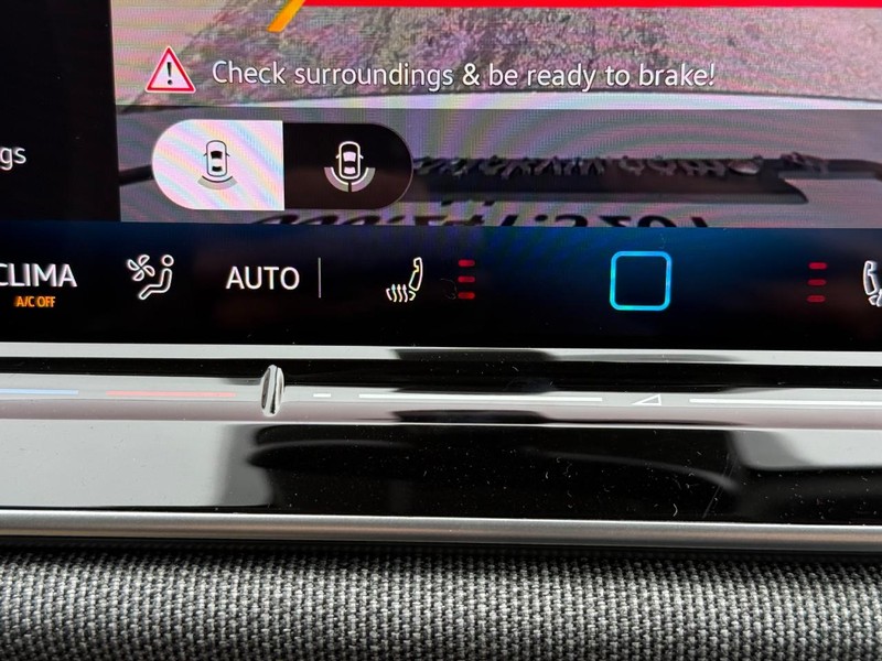 Volkswagen Tiguan Vehicle Full-screen Gallery Image 14