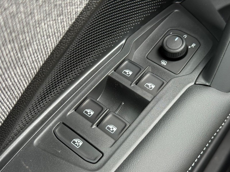 Volkswagen Tiguan Vehicle Full-screen Gallery Image 15