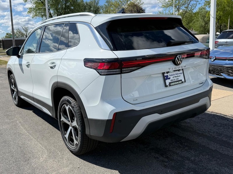 Volkswagen Tiguan Vehicle Full-screen Gallery Image 3