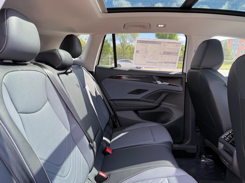 Volkswagen Tiguan Vehicle Full-screen Gallery Image 5
