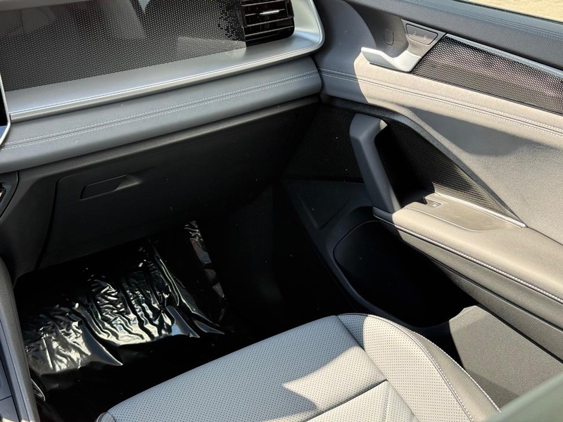 Volkswagen Tiguan Vehicle Full-screen Gallery Image 9