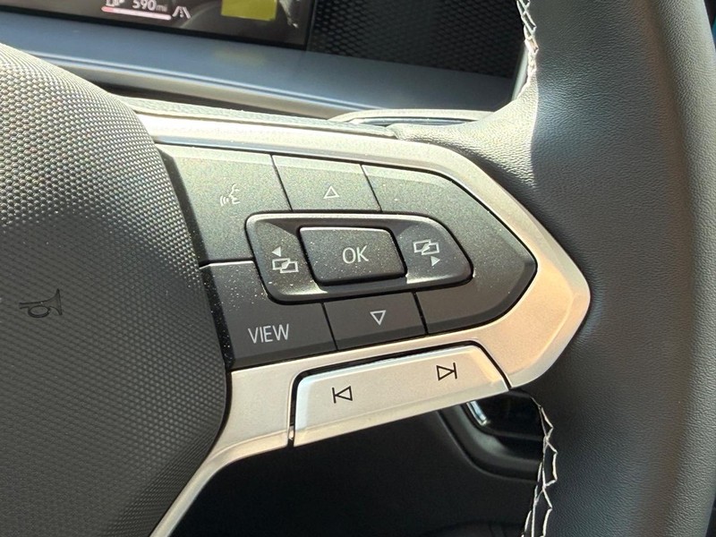 Volkswagen Tiguan Vehicle Full-screen Gallery Image 11