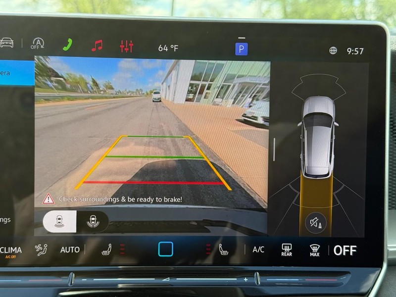 Volkswagen Tiguan Vehicle Full-screen Gallery Image 13