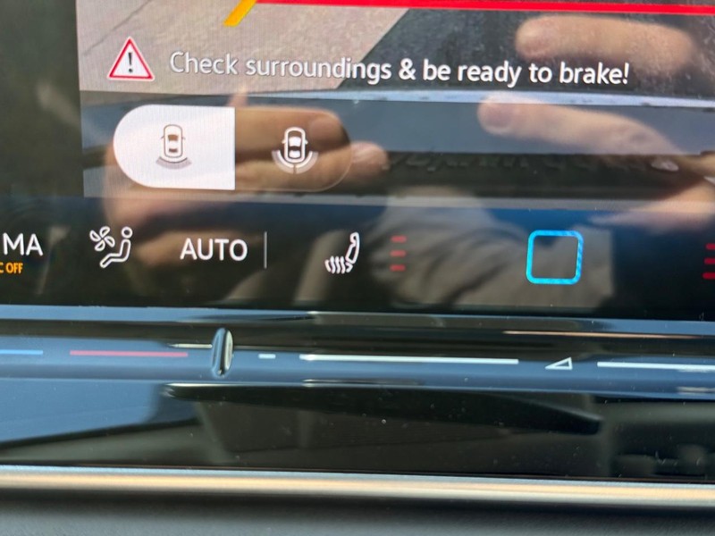 Volkswagen Tiguan Vehicle Full-screen Gallery Image 14