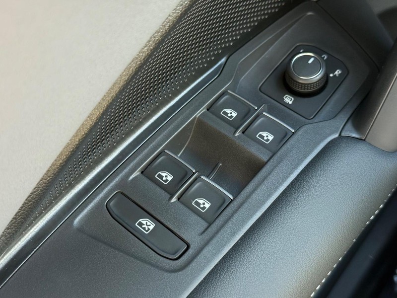 Volkswagen Tiguan Vehicle Full-screen Gallery Image 15
