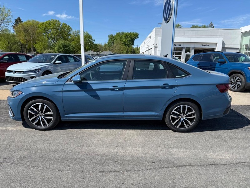 Volkswagen Jetta Vehicle Full-screen Gallery Image 2