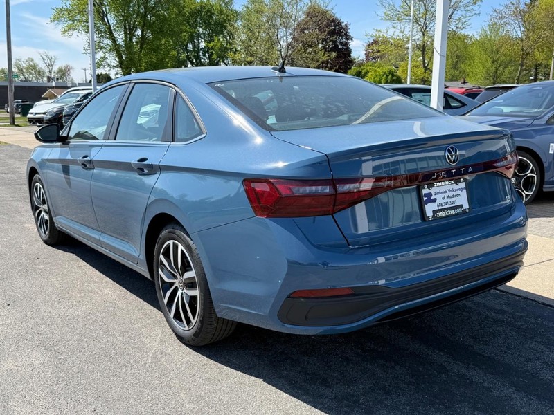 Volkswagen Jetta Vehicle Full-screen Gallery Image 3