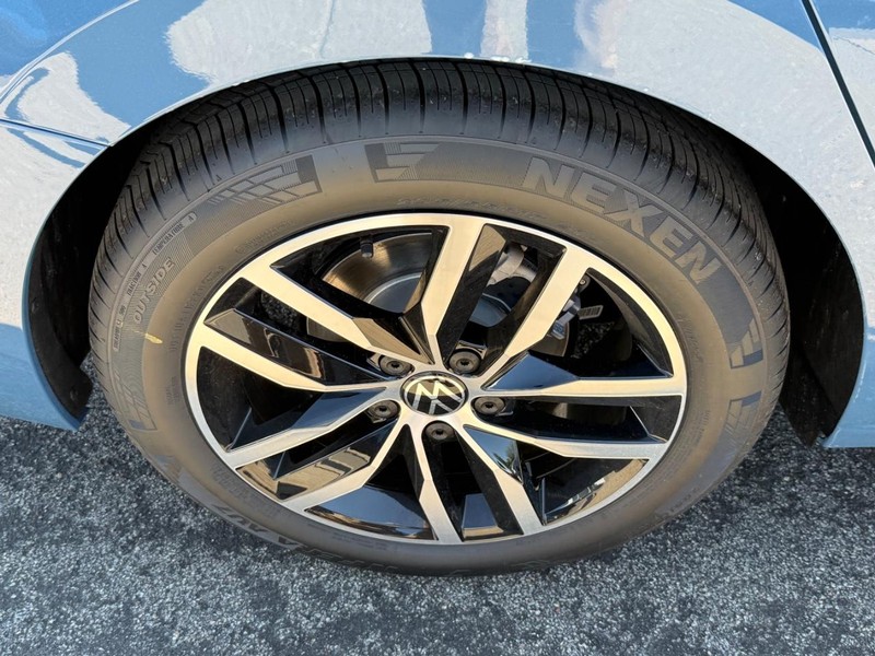 Volkswagen Jetta Vehicle Full-screen Gallery Image 4