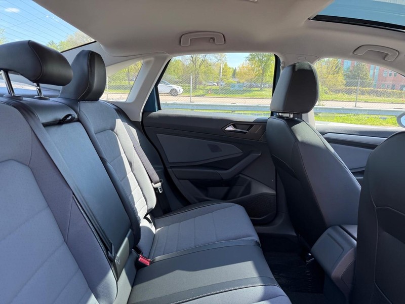 Volkswagen Jetta Vehicle Full-screen Gallery Image 5