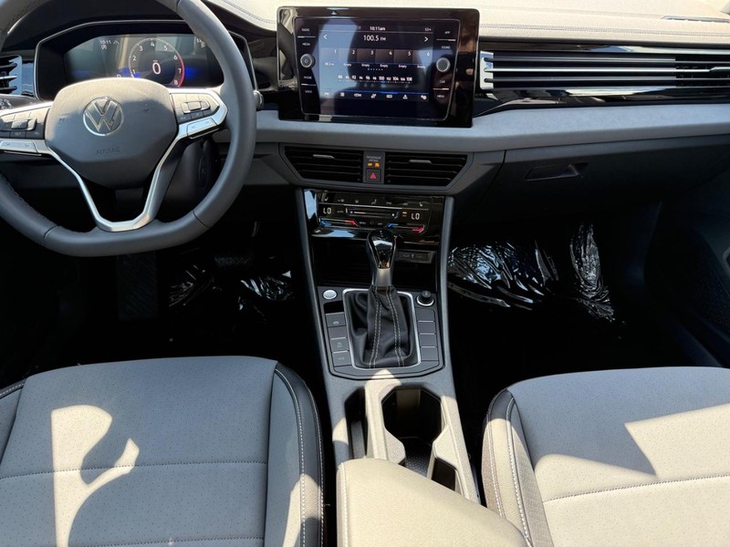 Volkswagen Jetta Vehicle Full-screen Gallery Image 6