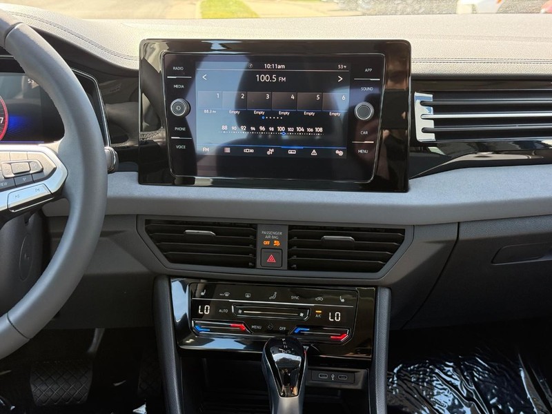 Volkswagen Jetta Vehicle Full-screen Gallery Image 7