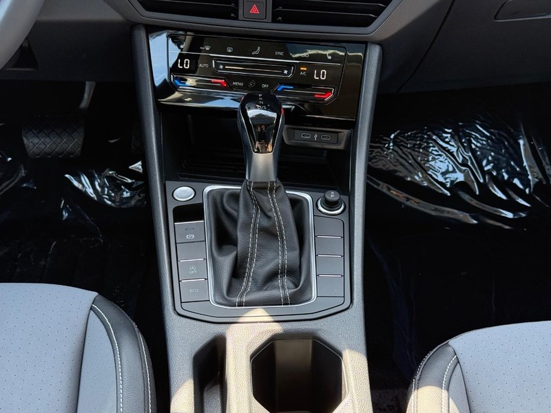 Volkswagen Jetta Vehicle Full-screen Gallery Image 8