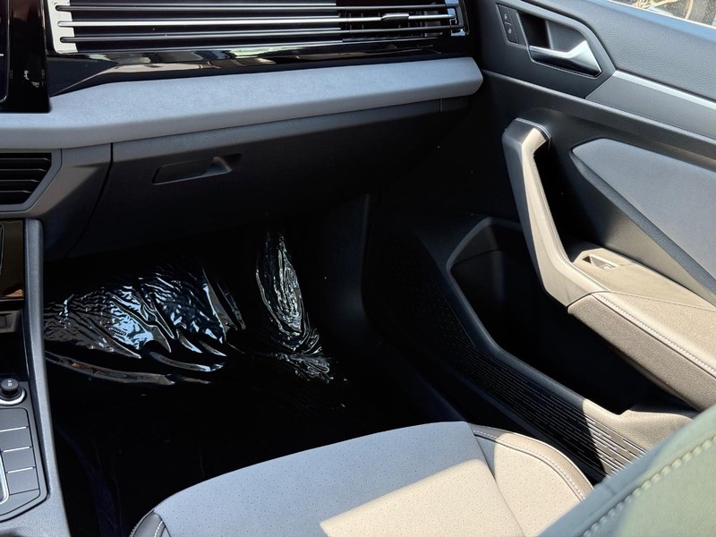 Volkswagen Jetta Vehicle Full-screen Gallery Image 10