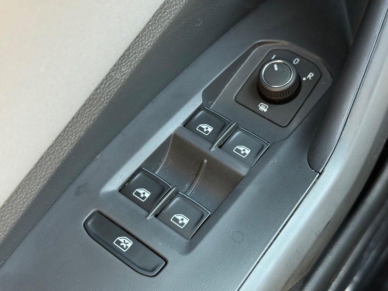 Volkswagen Jetta Vehicle Full-screen Gallery Image 15